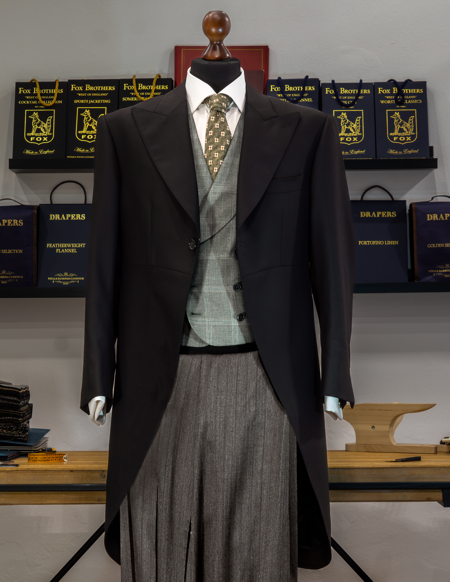 CHAQUÉ CLÁSICO CON CHALECO VERDE