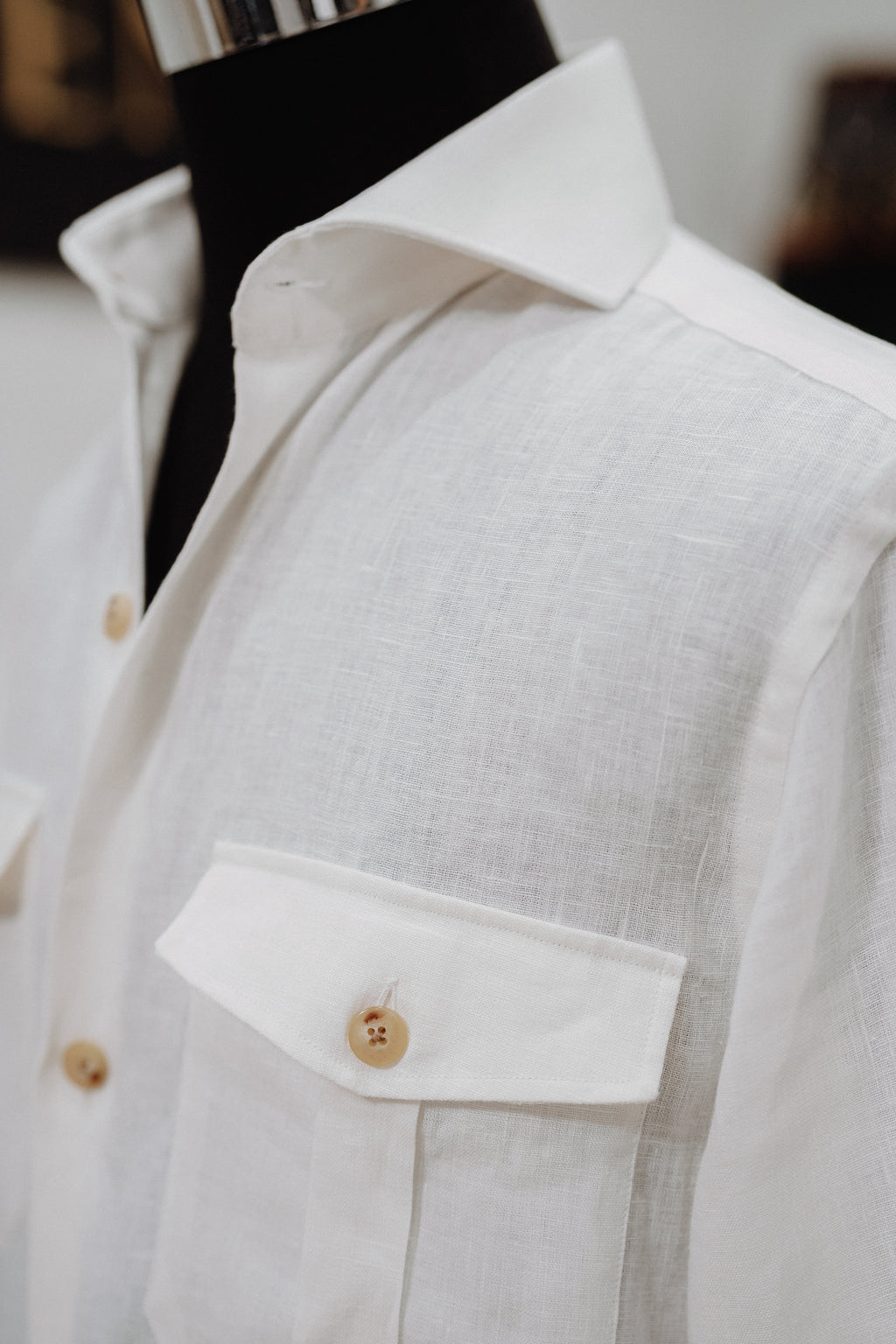 Camisa Blanca con Bolsillos en Pecho en Lino