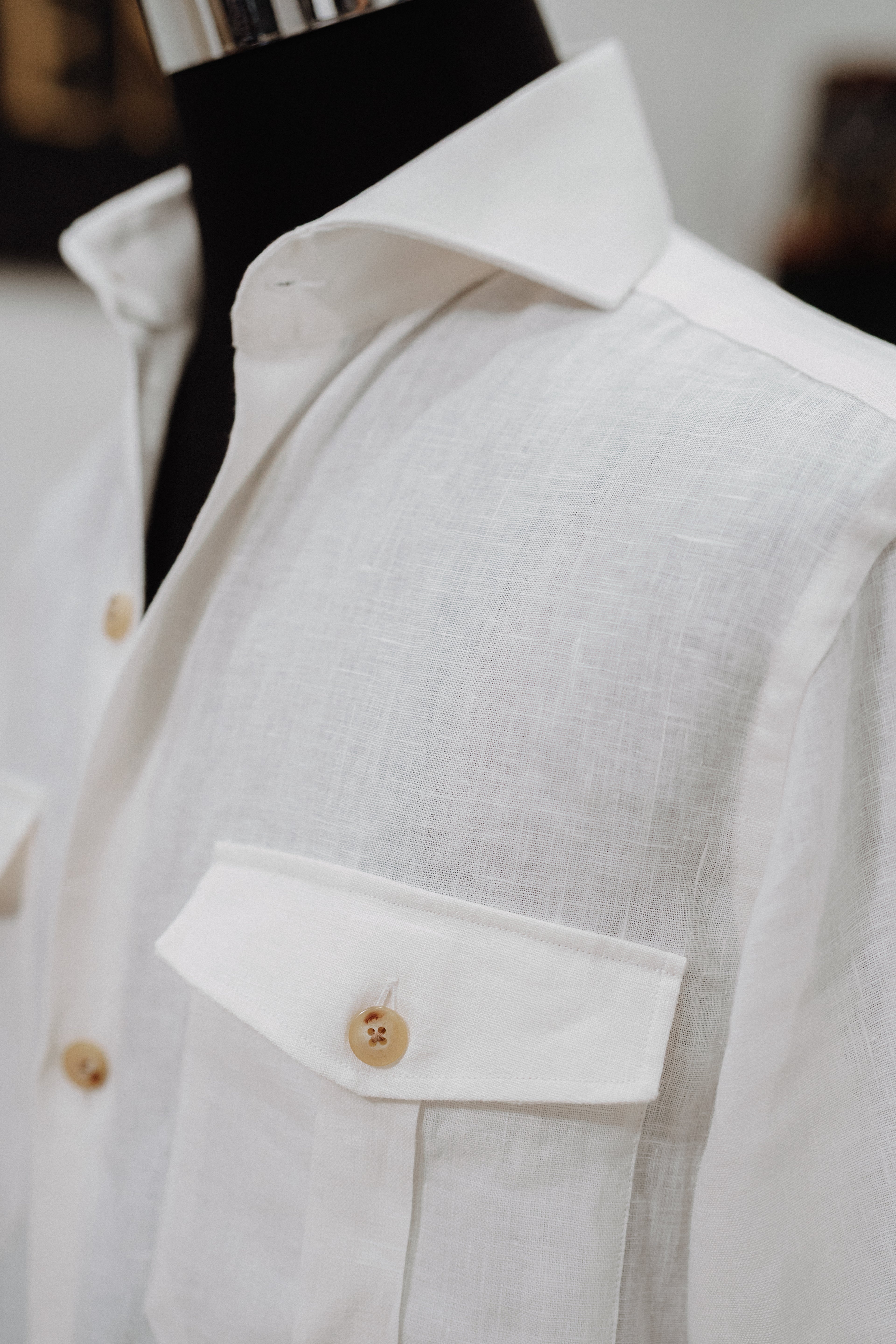 Camisa Blanca con Bolsillos en Pecho en Lino