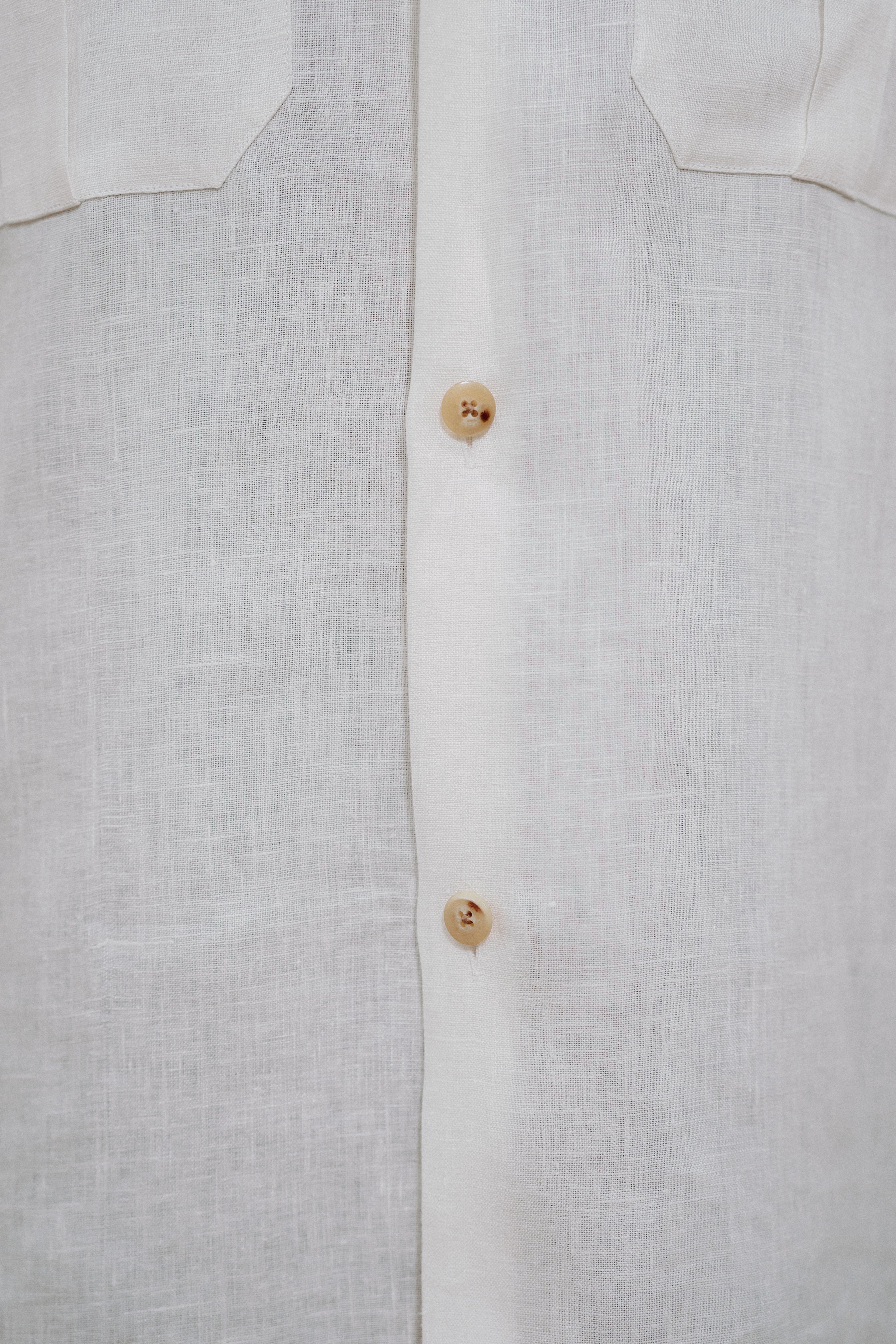 Camisa Blanca con Bolsillos en Pecho en Lino