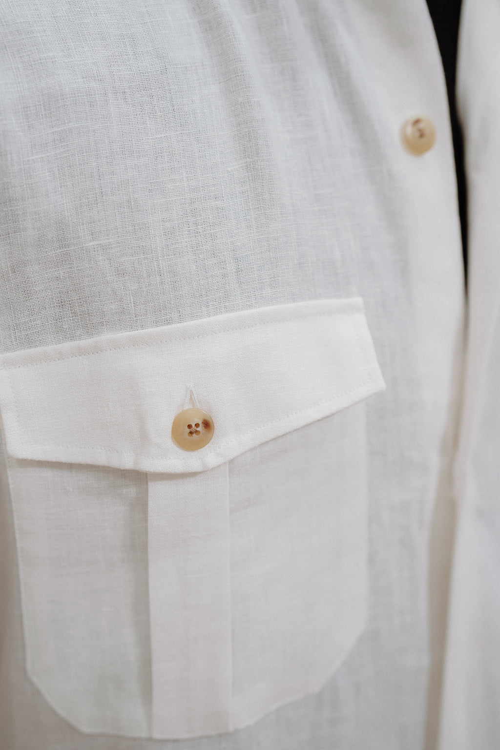 Camisa Blanca con Bolsillos en Pecho en Lino