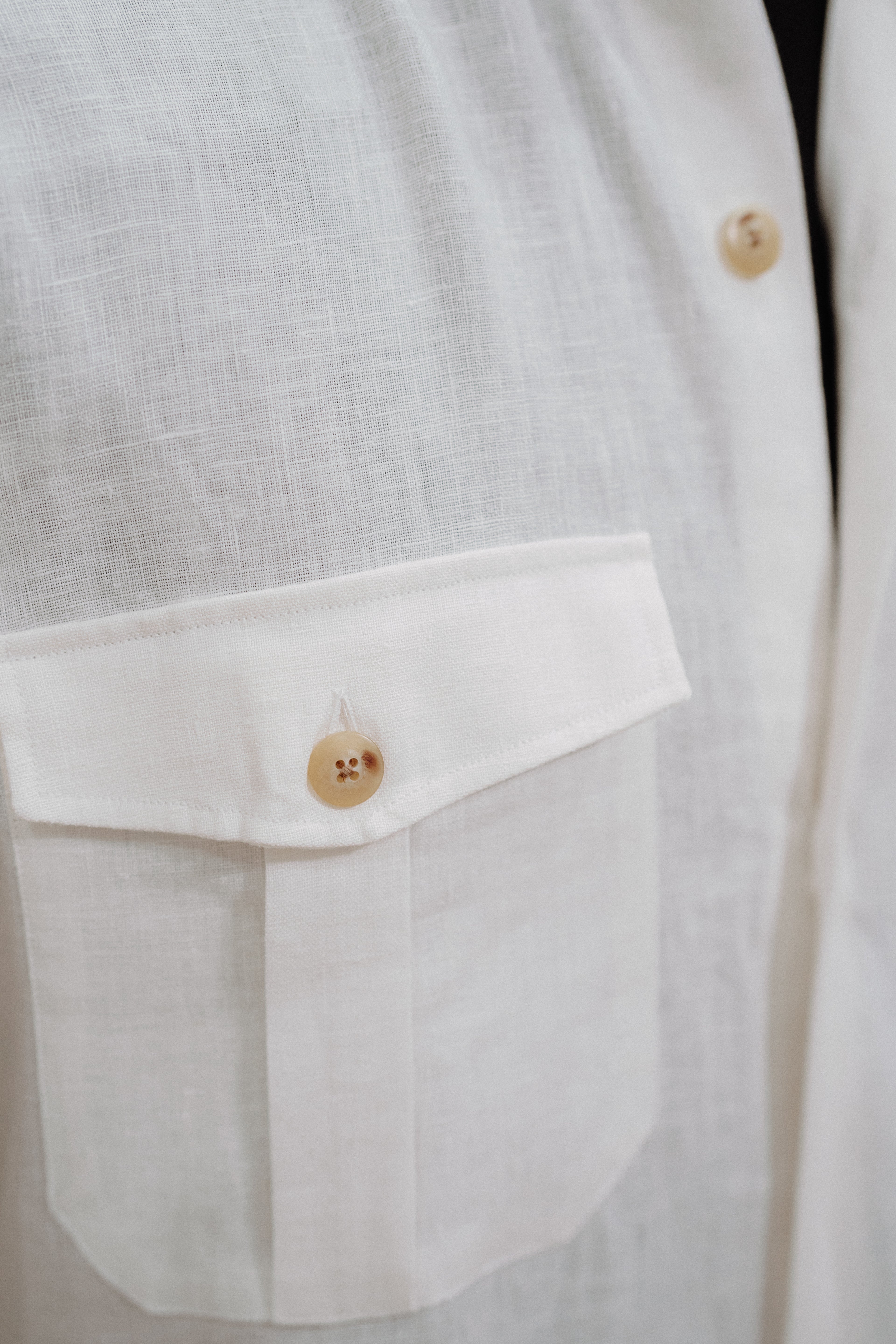 Camisa Blanca con Bolsillos en Pecho en Lino