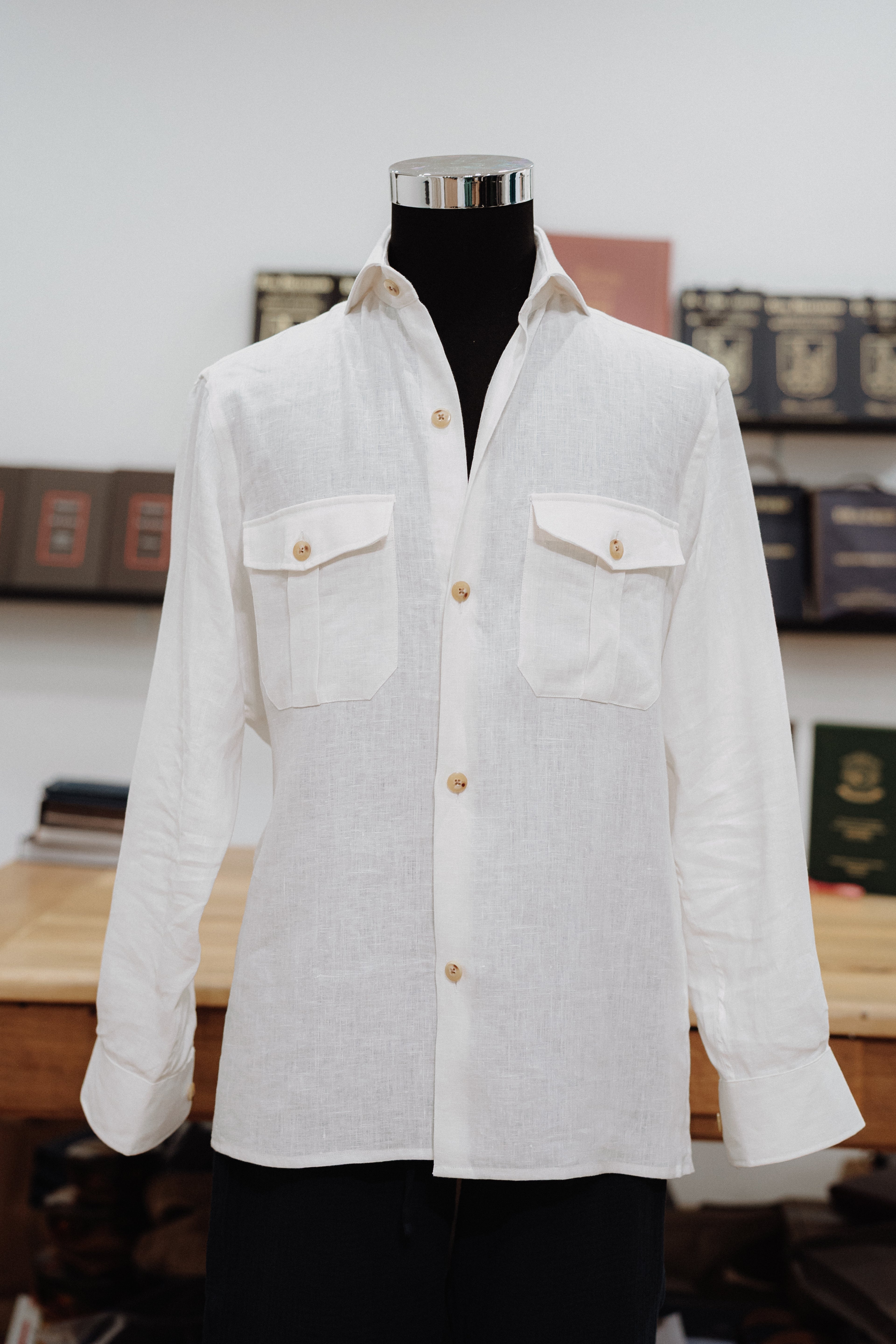 Camisa Blanca con Bolsillos en Pecho en Lino