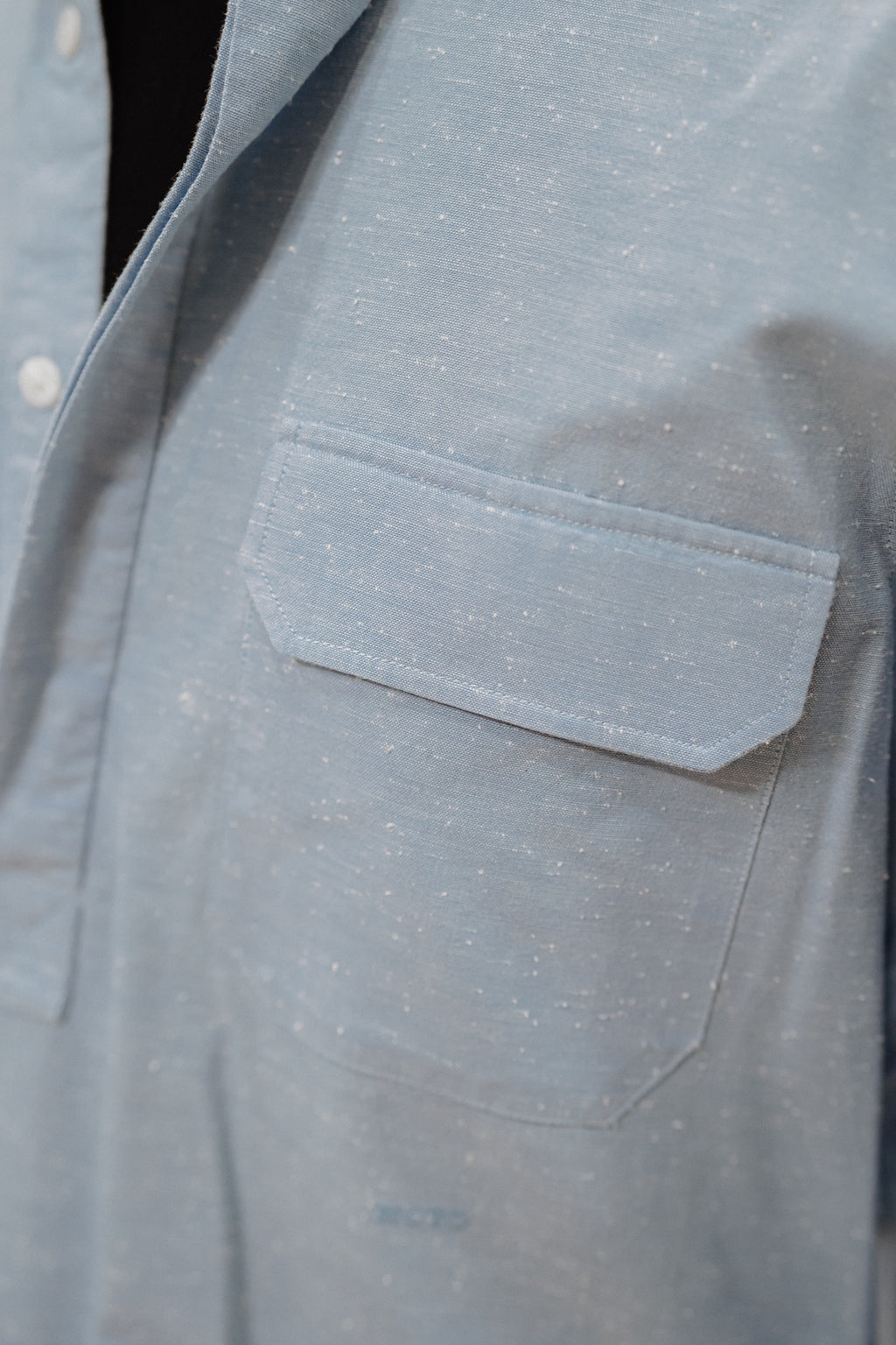 Polera Azul Celeste con Bolsillo en Pecho en Algodón